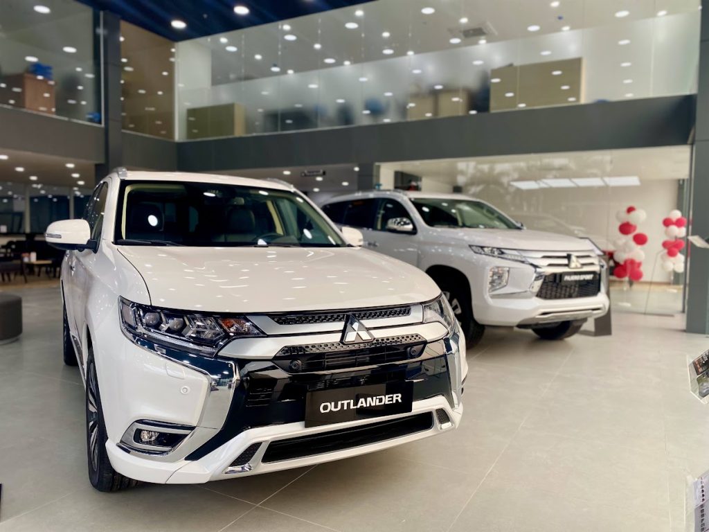 Dưới đây là bảng giá xe Mitsubishi đang bán tại Mitsubishi An Dân Hưng Yên, kèm theo giá xe Mitsubishi lăn bánh tại Hưng Yên Xe Mitsubishi Attrage Giá bán Mitsubishi Attrage tại Mitsubishi An Dân Hưng Yên Mitsubishi Attrage MT 380,000,000₫ Mitsubishi Attrage CVT 465,000,000₫ Mitsubishi Attrage CVT Premium 490,000,000₫ Giá Mitsubishi Attrage lăn bánh Hưng Yên Mitsubishi Attrage MT 422 triệu Mitsubishi Attrage CVT 515 triệu Mitsubishi Attrage CVT Premium 543 triệu Xe Mitsubishi Xpander Mitsubishi Xpander là mẫu xe chủ lực của Mitsubishi Motors tại thị trường Việt Nam hiện nay và cũng là dòng xe bán chạy nhất phân khúc MPV cỡ nhỏ nhiều năm qua. Với thiết kế mạnh mẽ, mang phong cách CROSSOVER cùng với nhiều trang thiết bi hiện đại và khả năng vận hành hiệu quả, Xpander sẽ tiếp tục là tượng đài mà khó có đối thủ nào có thể vượt qua. Giá bán Mitsubishi Xpander tại Mitsubishi An Dân Hưng Yên Mitsubishi Xpander MT 555,000,000₫ Mitsubishi Xpander AT 598,000,000₫ Mitsubishi Xpander AT Premium 658,000,000₫ Giá Mitsubishi Xpander lăn bánh Hưng Yên Mitsubishi Xpander MT 615 triệu Mitsubishi Xpander AT 662 triệu Mitsubishi Xpander AT Premium 728 triệu Xe Mitsubishi Triton Giá bán Mitsubishi Triton tại Mitsubishi An Dân Hưng Yên Mitsubishi Triton 4x2 AT Mivec 650,000,000₫ Mitsubishi Triton 4x4 MT 690,000,000₫ Mitsubishi Triton Athlete 4×2 AT 780,000,000₫ Mitsubishi Triton Athlete 4×4 AT 905,000,000₫ Giá Mitsubishi Triton lăn bánh Hưng Yên Mitsubishi Triton 4x2 AT Mivec 693 triệu Mitsubishi Triton 4x4 MT 735 triệu Mitsubishi Triton Athlete 4×2 AT 830 triệu Mitsubishi Triton Athlete 4×4 AT 963 triệu Xe Mitsubishi Xpander Cross Giá bán Mitsubishi Xpander Cross tại Mitsubishi An Dân Hưng Yên từ 698,000,000₫ Giá Mitsubishi Xpander Cross lăn bánh Hưng Yên từ 772 triệu Xe Mitsubishi Outlander Giá bán Mitsubishi Outlander tại Mitsubishi An Dân Hưng Yên Mitsubishi Outlander CVT 2.0 825,000,000₫ Mitsubishi Outlander CVT 2.0 Premium 950,000,000₫ Mitsubishi Outlander CVT 2.4 Premium 1,100,000,000₫ Giá Mitsubishi Outlander lăn bánh Hưng Yên Mitsubishi Outlander CVT 2.0 912 triệu Mitsubishi Outlander CVT 2.0 Premium 1 tỷ 49 triệu Mitsubishi Outlander CVT 2.4 Premium 1 tỷ 214 triệu Xe Mitsubishi Pajero Sport Giá bán Mitsubishi Pajero Sport tại Mitsubishi An Dân Hưng Yên Mitsubishi Pajero Sport Diesel 4x2 AT 1,130,000,000₫ Mitsubishi Pajero Sport Gasoline 4x4 AT 1,200,000,000₫ Mitsubishi Pajero Sport Diesel 4x4 AT 1,365,000,000₫ Giá Mitsubishi Pajero Sport lăn bánh Hưng Yên Mitsubishi Pajero Sport Diesel 4x2 AT 1 tỷ 247 triệu Mitsubishi Pajero Sport Gasoline 4x4 AT 1 tỷ 324 triệu Mitsubishi Pajero Sport Diesel 4x4 AT 1 tỷ 506 triệu Xe Mitsubishi XFC Concept Giá đang cập nhật Xin lưu ý: bảng giá xe Mitsubishi ở trên chưa bao gồm khuyến mãi, giảm giá từ Mitsubishi An Dân Hưng Yên trong tháng 05 này, Quý khách vui lòng liên hệ Hotline hoặc bấm vào đây để yêu cầu tư vấn chính xác, xin cảm ơn Quý khách.